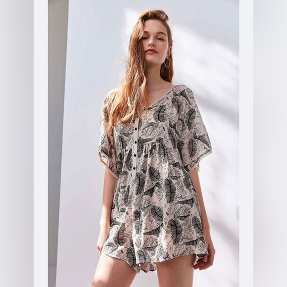 Urban Outfitters ECOTE Women’s Palm Leaf Print Romper Size Small - Picture 2 of 4
